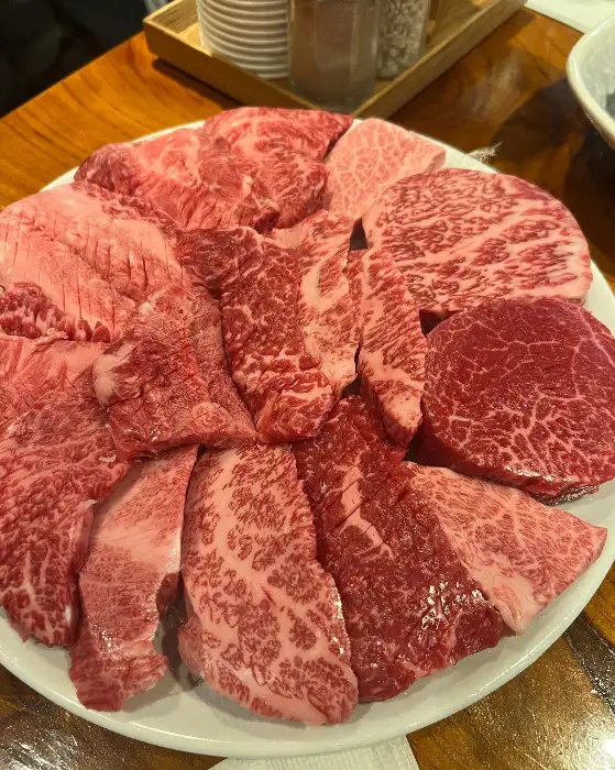 다양한 부위의 신선한 한우 모듬 플래터