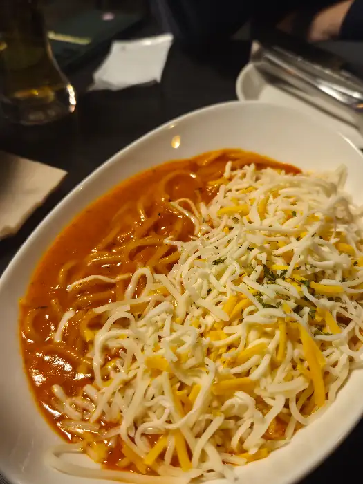 샐러드와 바베큐 치킨이 담긴 접시