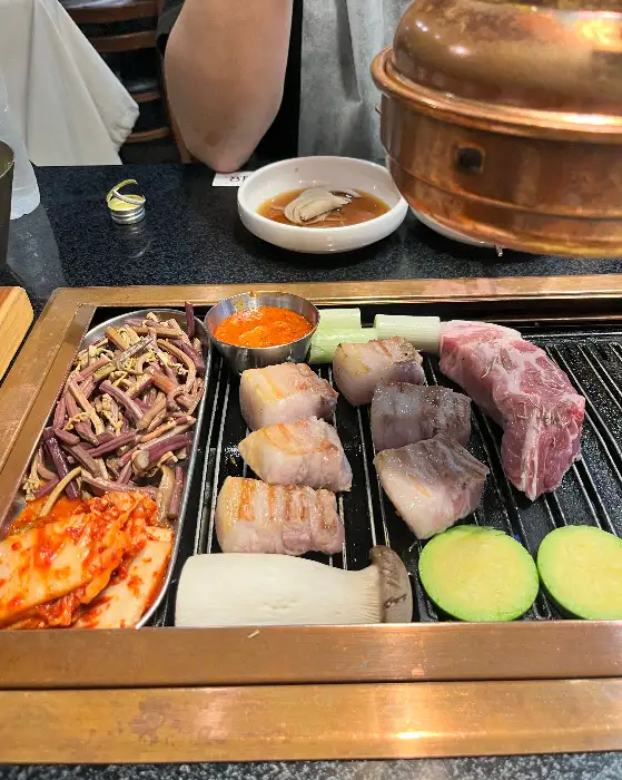 다양한 부위의 고기가 구워지고 있는 모습