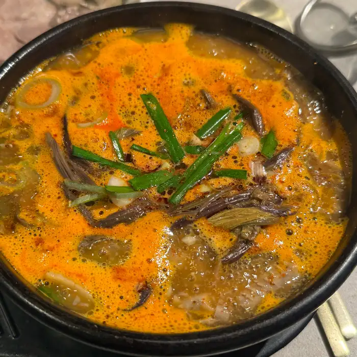 진한 국물과 고사리가 어우러진 순대국