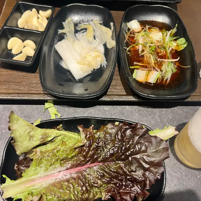 신선한 쌈 채소와 곁들임 반찬
