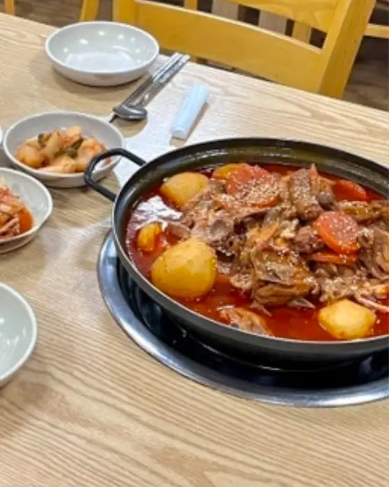 닭볶음탕을 덜어낸 모습