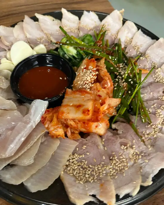 푸짐하게 차려진 보쌈과 곁들임 메뉴