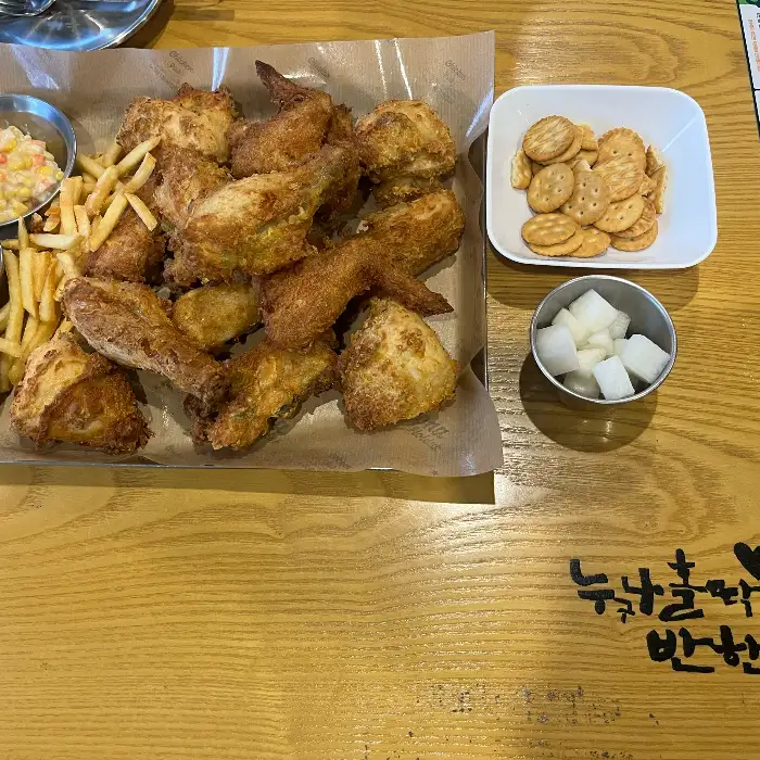 푸짐하게 담겨 나온 오븐 구이 치킨과 감자튀김
