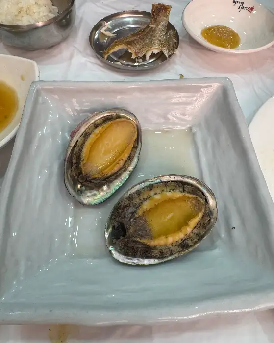 신선한 전복이 큼직하게 들어간 전복죽
