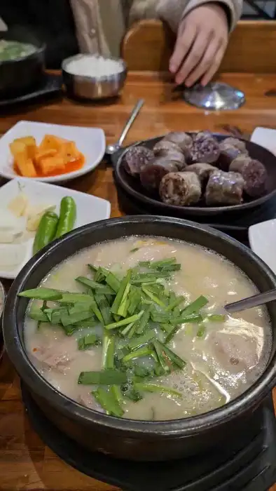 돼지국밥에 파와 순대가 들어있는 모습