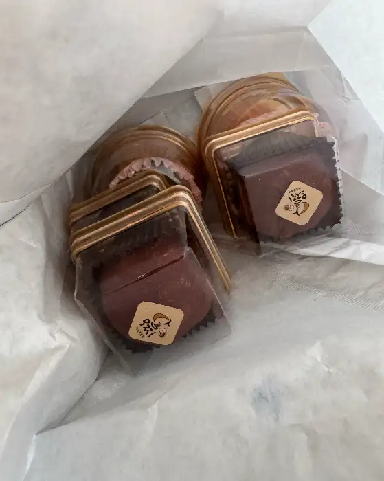 팥빙수 위 쫀득한 떡 토핑
