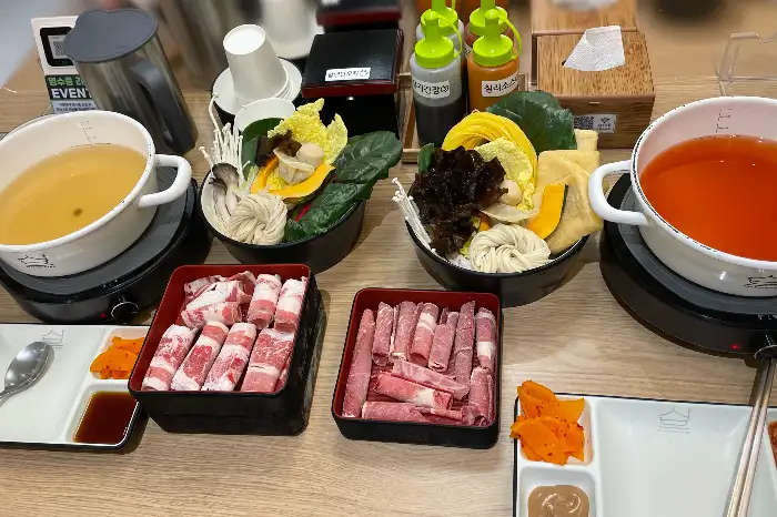 두 개의 1인 냄비와 각각 다른 육수가 담긴 모습