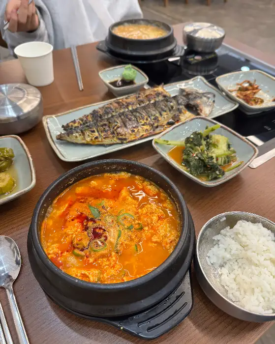노릇하게 구워진 고등어구이