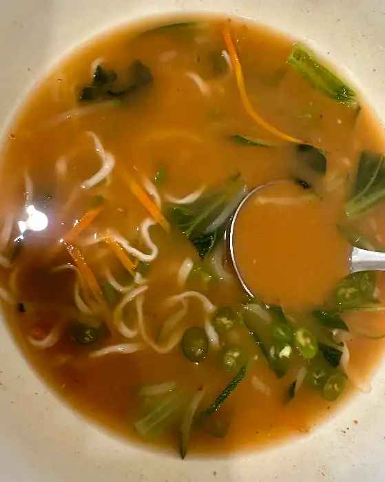 칼국수 사리를 넣어 끓인 국물
