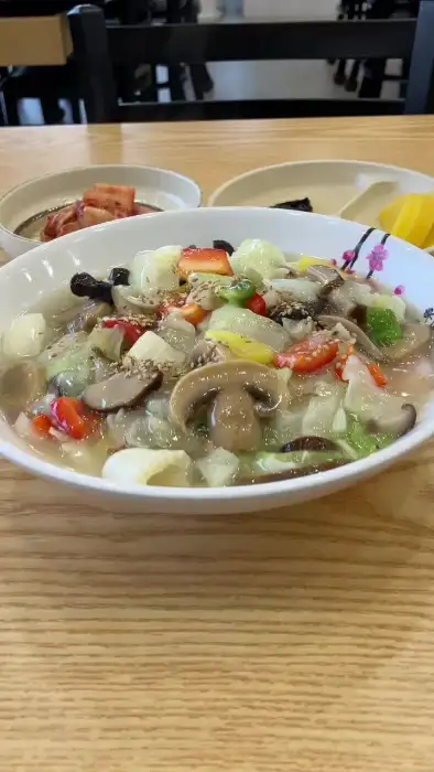 볶음짬뽕의 붉은 국물과 함께 보이는 버섯, 야채 등의 건더기