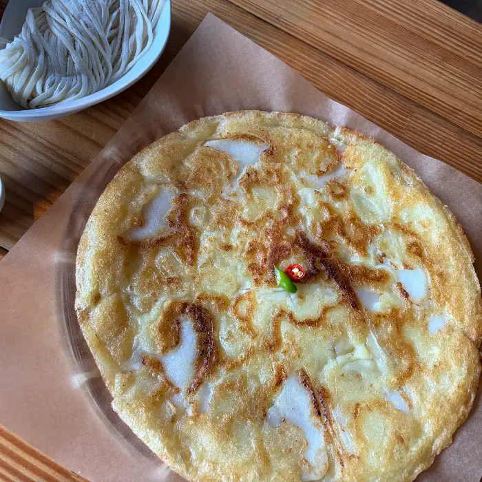 접시에 담긴 두툼하고 먹음직스러운 감자전