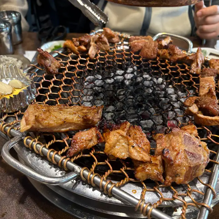 숯불 위에서 지글지글 익어가는 돼지갈비