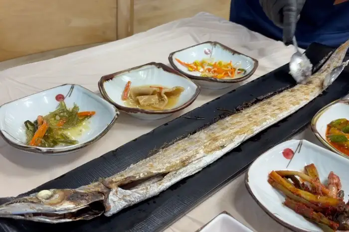 다양한 반찬과 함께 나온 갈치구이