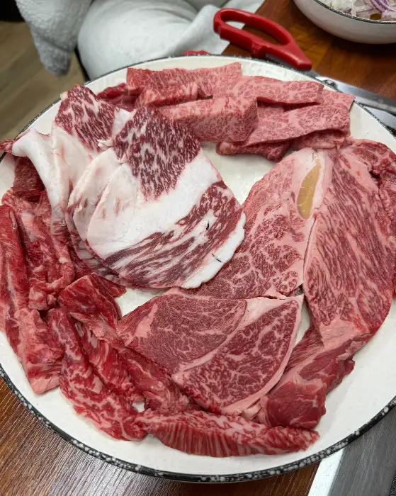 다양한 부위의 신선한 소고기 플레이트
