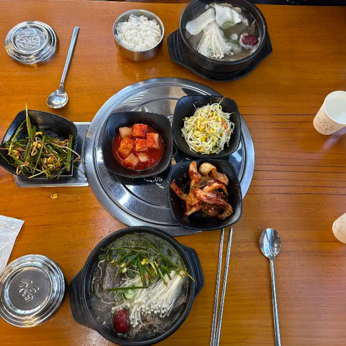 다양한 메뉴가 차려진 테이블