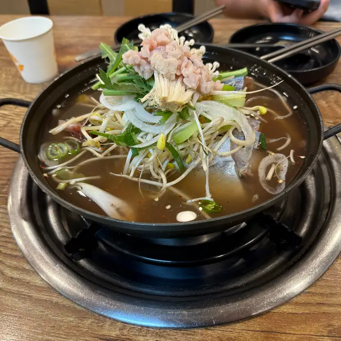 끓고 있는 동태탕의 모습