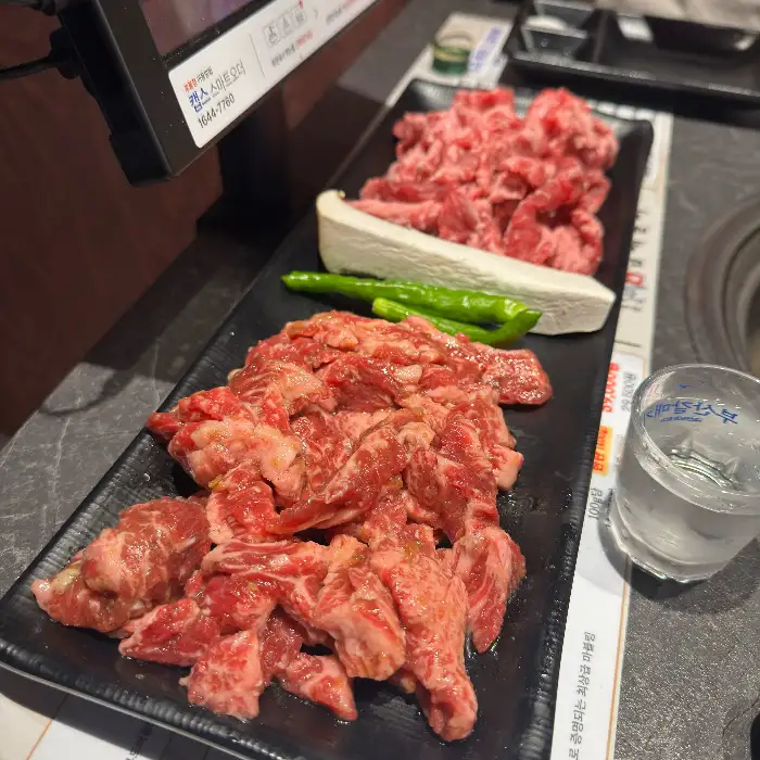 신선해 보이는 소갈비 플레이트