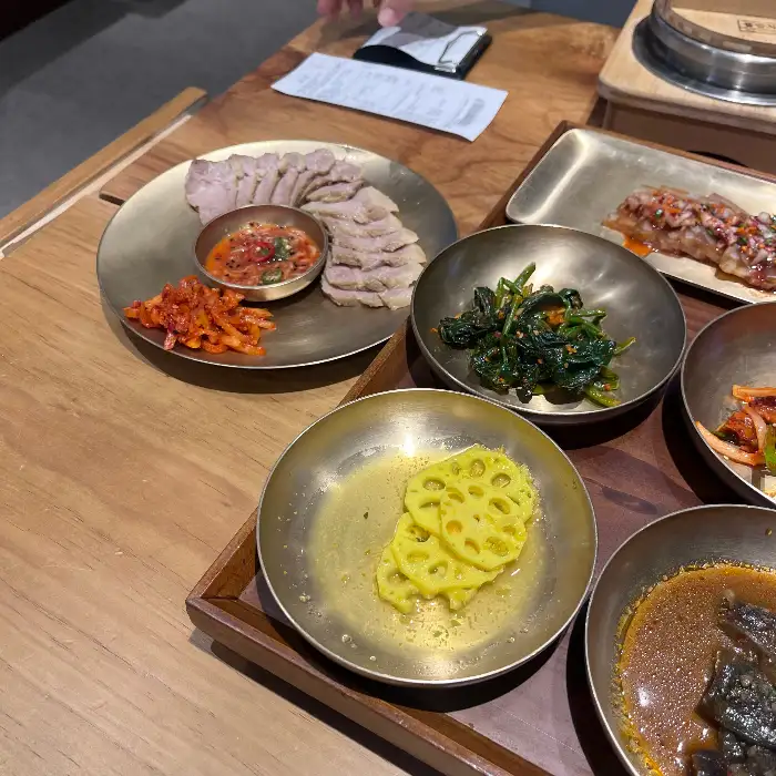 보쌈과 각종 나물 반찬들이 먹음직스럽게 차려진 모습