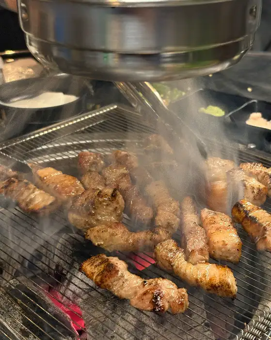 다양한 밑반찬과 함께 차려진 테이블