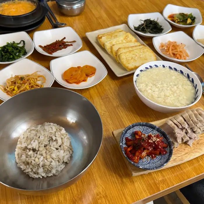 정갈하게 차려진 한 상