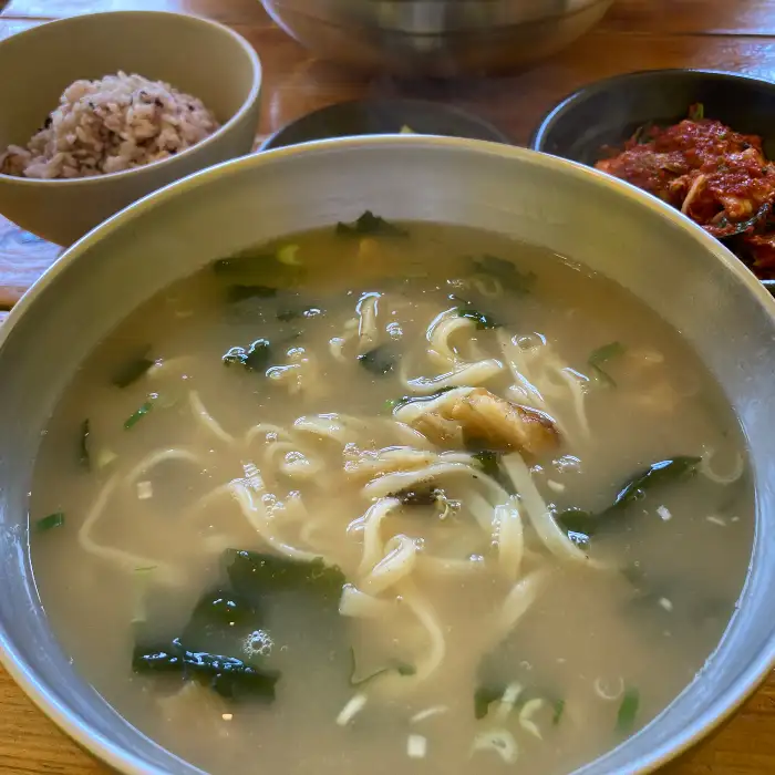 칼국수와 밑반찬 구성