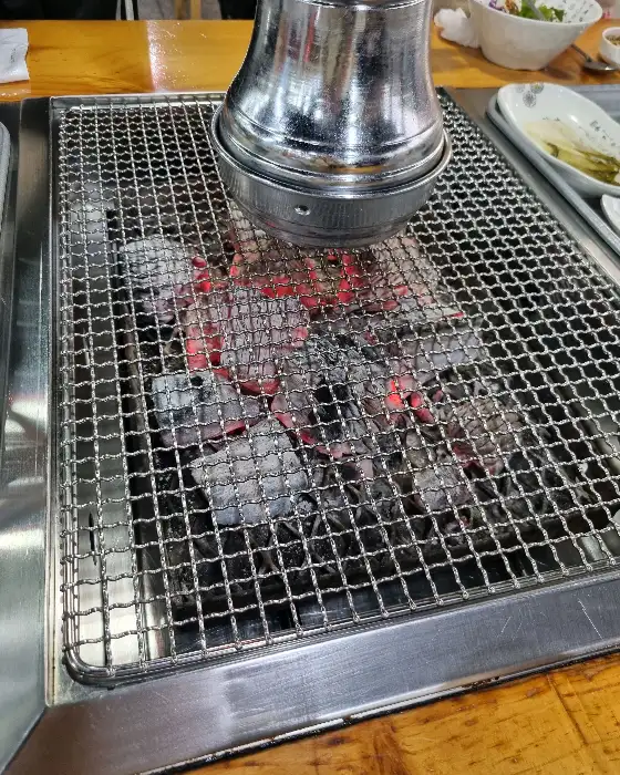 숯불 위에서 장어를 굽기 위한 준비