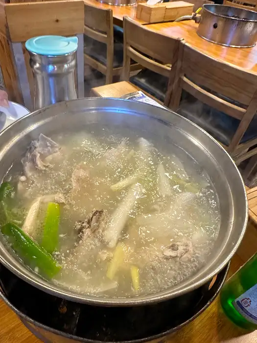 따뜻하게 끓고 있는 탕