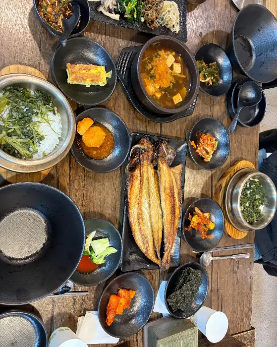 식사를 마친 후 커피를 즐길 수 있는 카페 공간