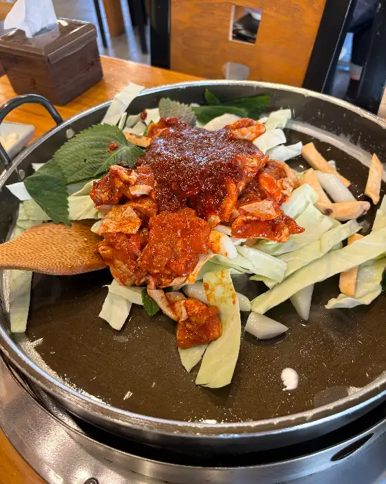 춘천명물닭갈비의 닭갈비가 조리되는 과정