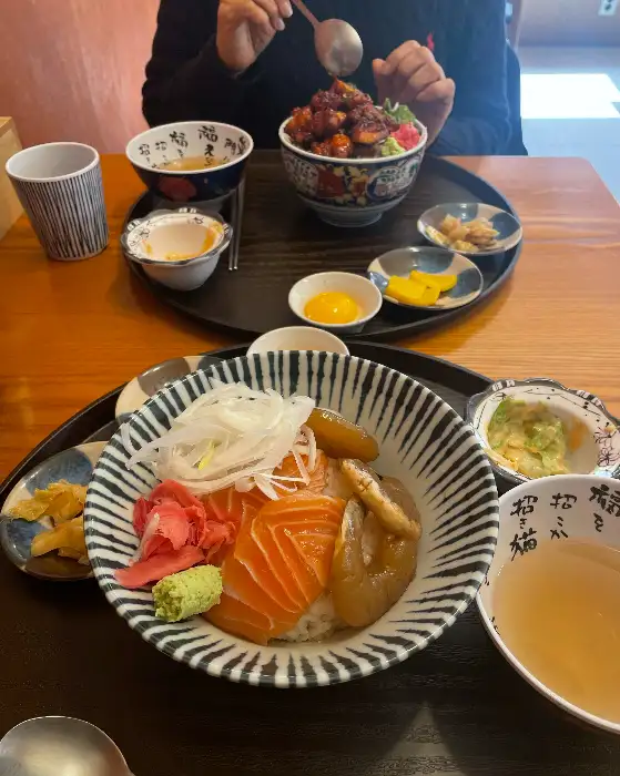 신선한 사케동