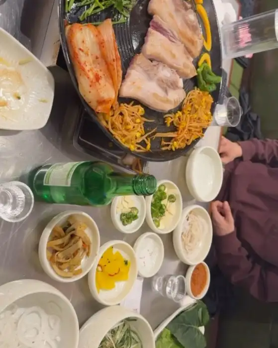 테이블에 차려진 맛깔스러운 반찬과 고기