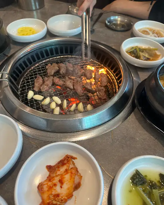 나주면옥 과천점, 숯불 위에서 익고 있는 갈비 조각과 마늘