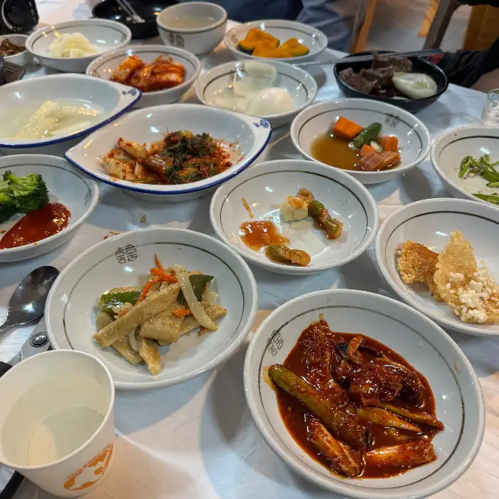 다양한 밑반찬과 함께 차려진 식탁