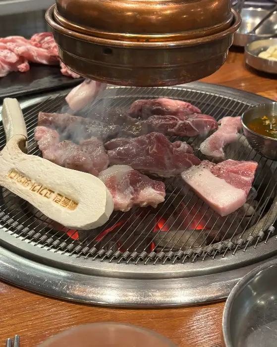 숯불 위에서 구워지는 고기