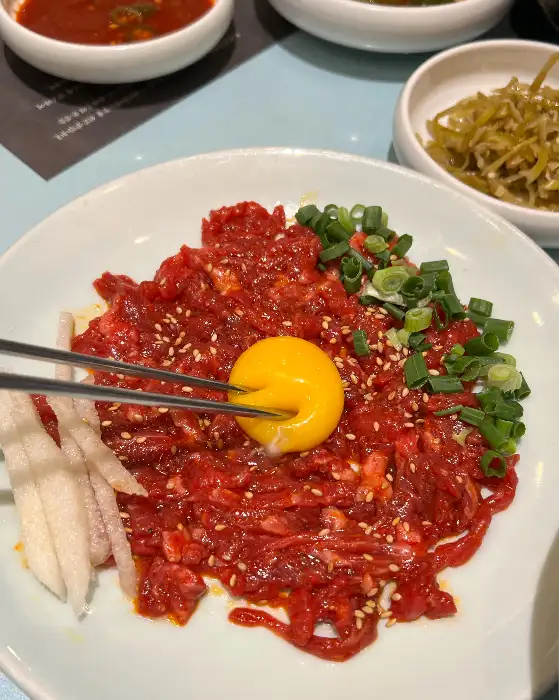 신선한 육회와 노른자의 조화