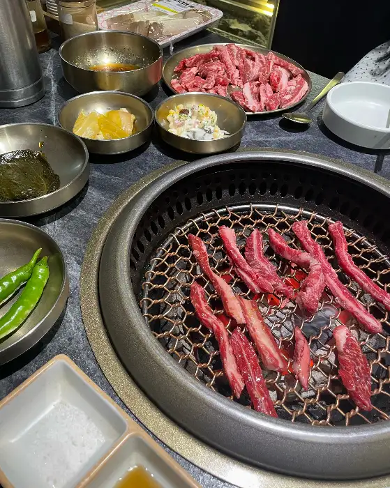 숯불에 구워지는 갈비살