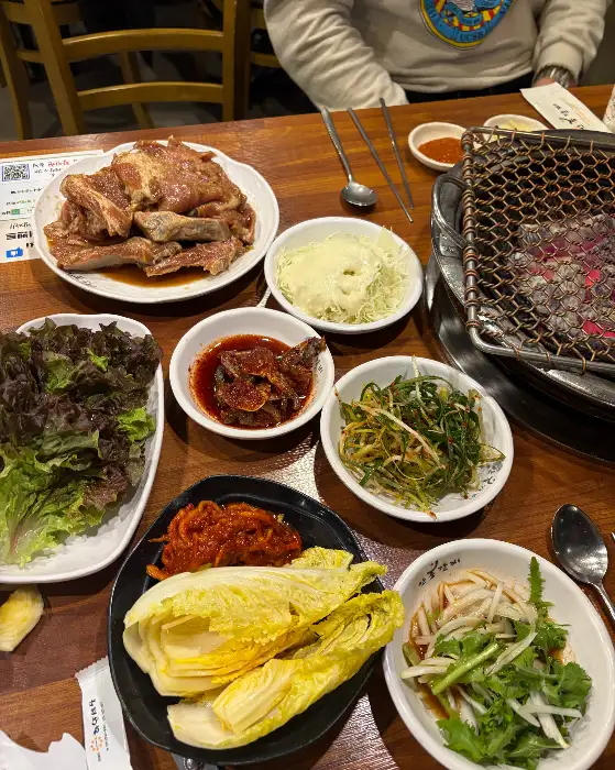 푸짐하게 차려진 밑반찬과 쌈 채소