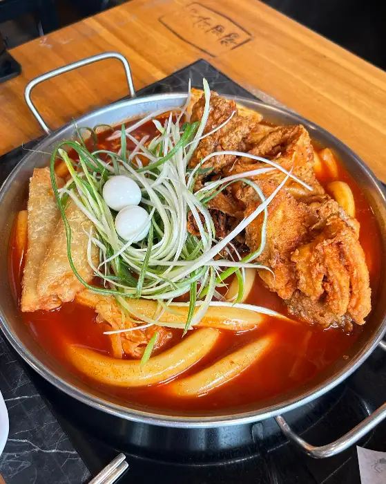다양한 토핑이 푸짐하게 올라간 즉석 떡볶이