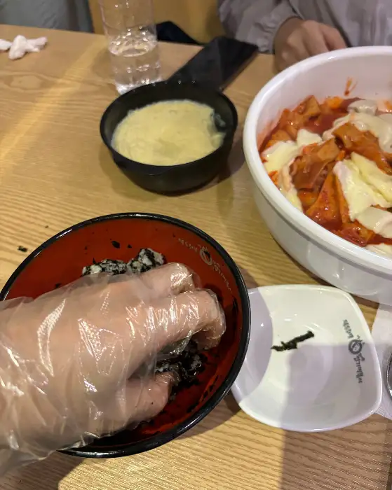 주먹밥 만드는 모습