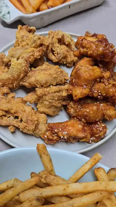 다양한 치킨 메뉴와 감자튀김