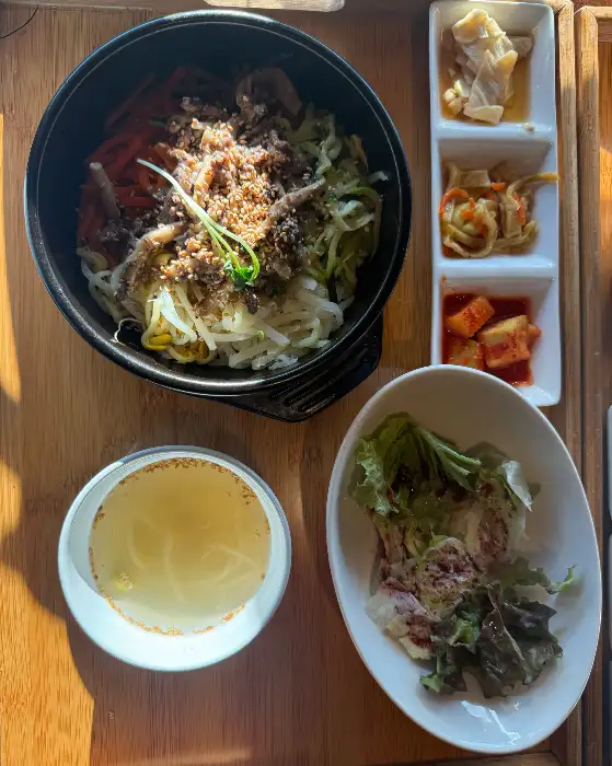육회비빔밥과 곁들임 반찬, 국물이 담긴 그릇