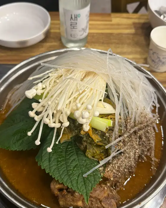 푸짐한 뼈찜과 곁들임 재료들