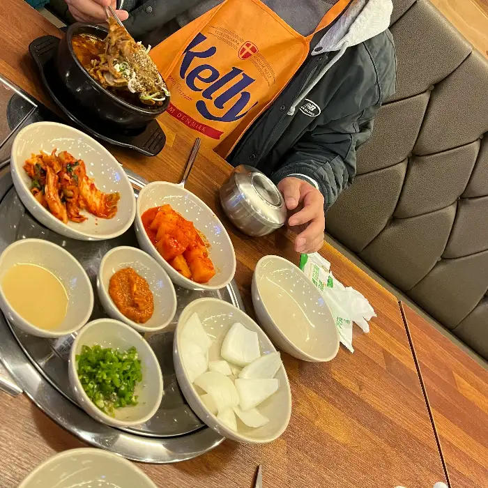 해장국과 곁들여 먹기 좋은 김치와 깍두기