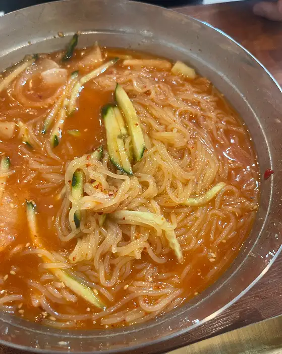 새콤달콤한 양념이 돋보이는 비빔밀면