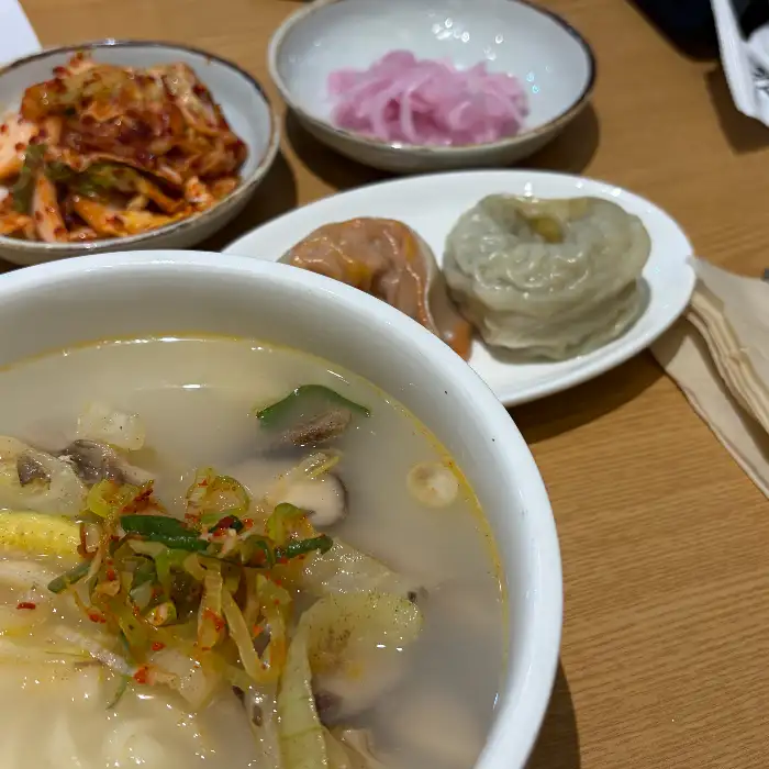 만두와 칼국수 클로즈업