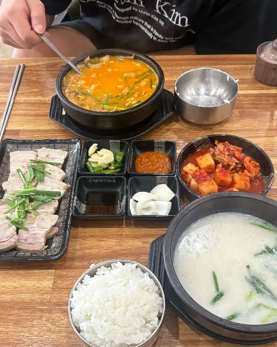푸짐하게 차려진 돼지고기 수육과 국밥, 밥, 반찬