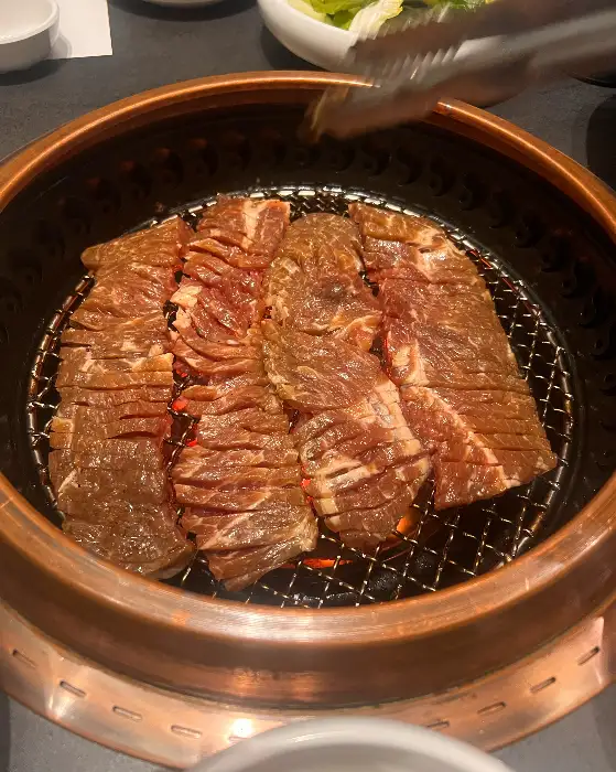 우설화 양념갈비 굽는 모습