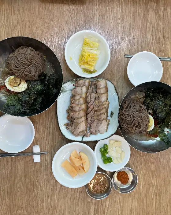 막국수와 편육, 그리고 곁들임 반찬