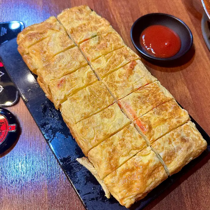 먹기 좋게 썰린 푸짐한 계란말이